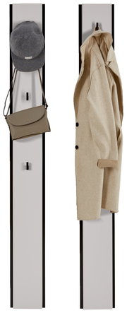 Zwei Garderobenpaneele in Frontalansicht, eines mit einer Mütze und Tasche, das andere mit einem Mantel.