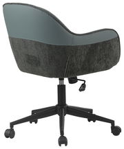 Rückansicht eines modernen Drehstuhls mit gepolstertem Sitz und Rückenlehne in zwei verschiedenen Stoffen, auf einem schwarzen, rollbaren Fußkreuz.