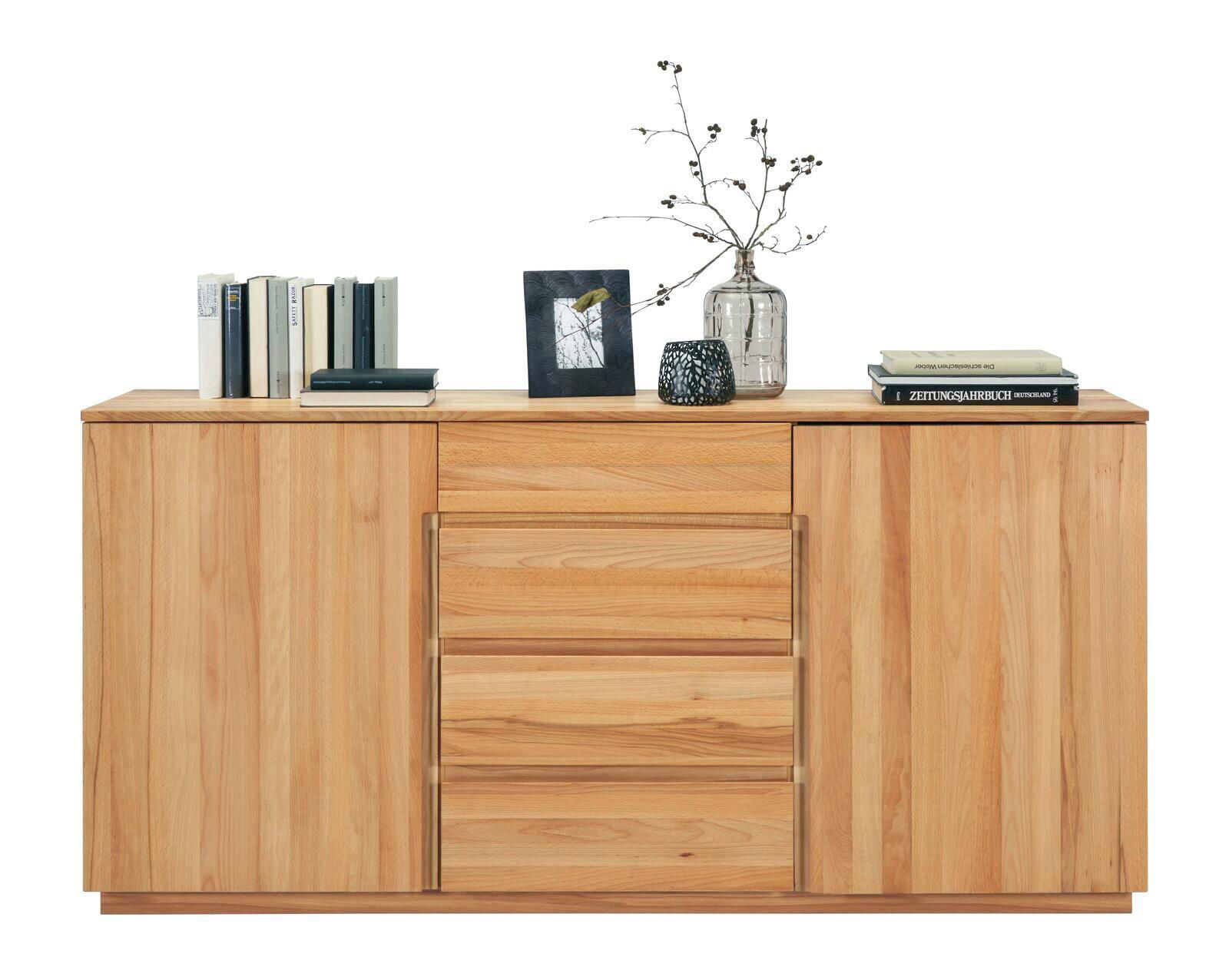 Holz-Sideboard mit zwei Türen und drei Schubladen, dekoriert mit Büchern, einem Bilderrahmen und einer Vase, frontal betrachtet.