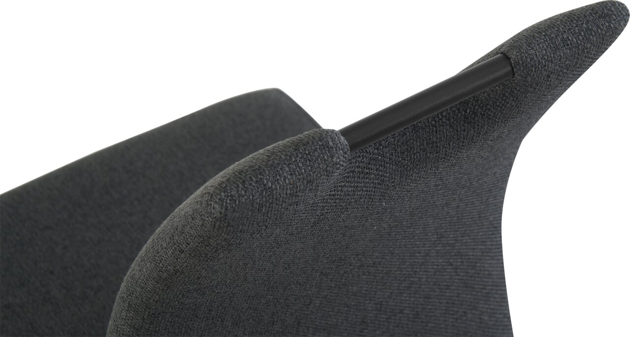 Detailaufnahme eines dunkelgrauen, stoffbezogenen Stuhls mit Armlehne und schwarzer Strebe, schräg von oben aus seitlicher Perspektive