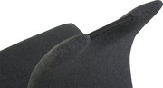 Detailaufnahme eines dunkelgrauen, stoffbezogenen Stuhls mit Armlehne und schwarzer Strebe, schräg von oben aus seitlicher Perspektive