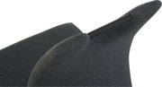 Detailaufnahme eines dunkelgrauen, stoffbezogenen Stuhls mit Armlehne und schwarzer Strebe, schräg von oben aus seitlicher Perspektive