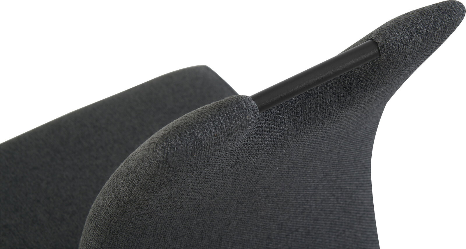Detailaufnahme eines dunkelgrauen, stoffbezogenen Stuhls mit Armlehne und schwarzer Strebe, schräg von oben aus seitlicher Perspektive