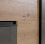 Nahaufnahme eines Schwebetürenschranks mit Holz- und Betonelementen, seitliche Perspektive.