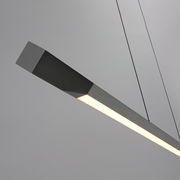 Moderne LED-Pendelleuchte in seitlicher Perspektive, schlankes Design mit mattem Finish und warmem Licht.