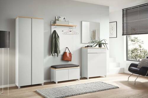 Modernes Garderoben-Set in heller Raumumgebung, bestehend aus einem hohen Schrank, einer Sitzbank mit Stauraum, einem Wandregal mit Kleiderstange und einem Spiegel. Perspektive: Frontalansicht.