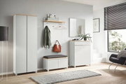 Modernes Garderoben-Set in heller Raumumgebung, bestehend aus einem hohen Schrank, einer Sitzbank mit Stauraum, einem Wandregal mit Kleiderstange und einem Spiegel. Perspektive: Frontalansicht.