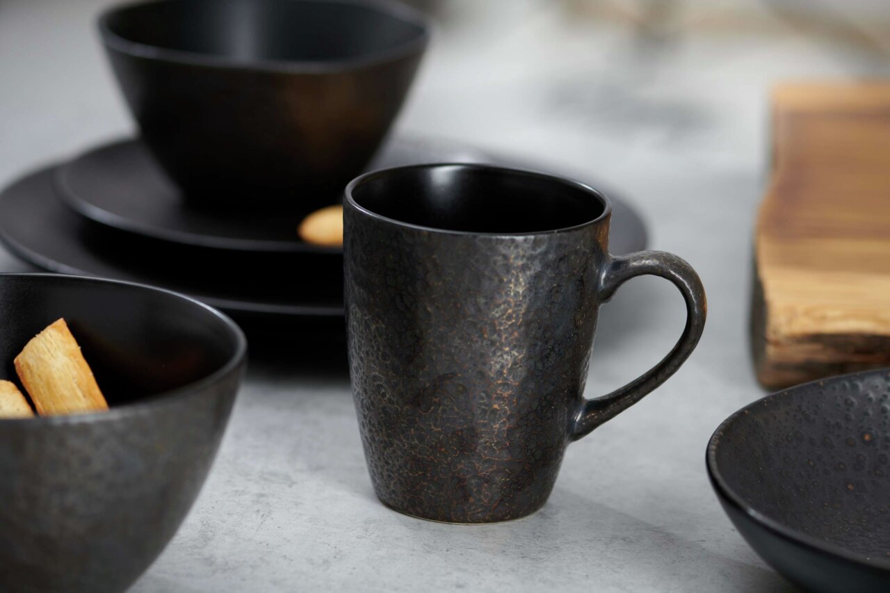 Ritzenhoff & Breker Frühstücksservice 12tlg.KITWE Nahaufnahme eines stilvollen, dunklen Frühstücksservices mit Tasse, Schalen und Tellern auf einem Tisch.