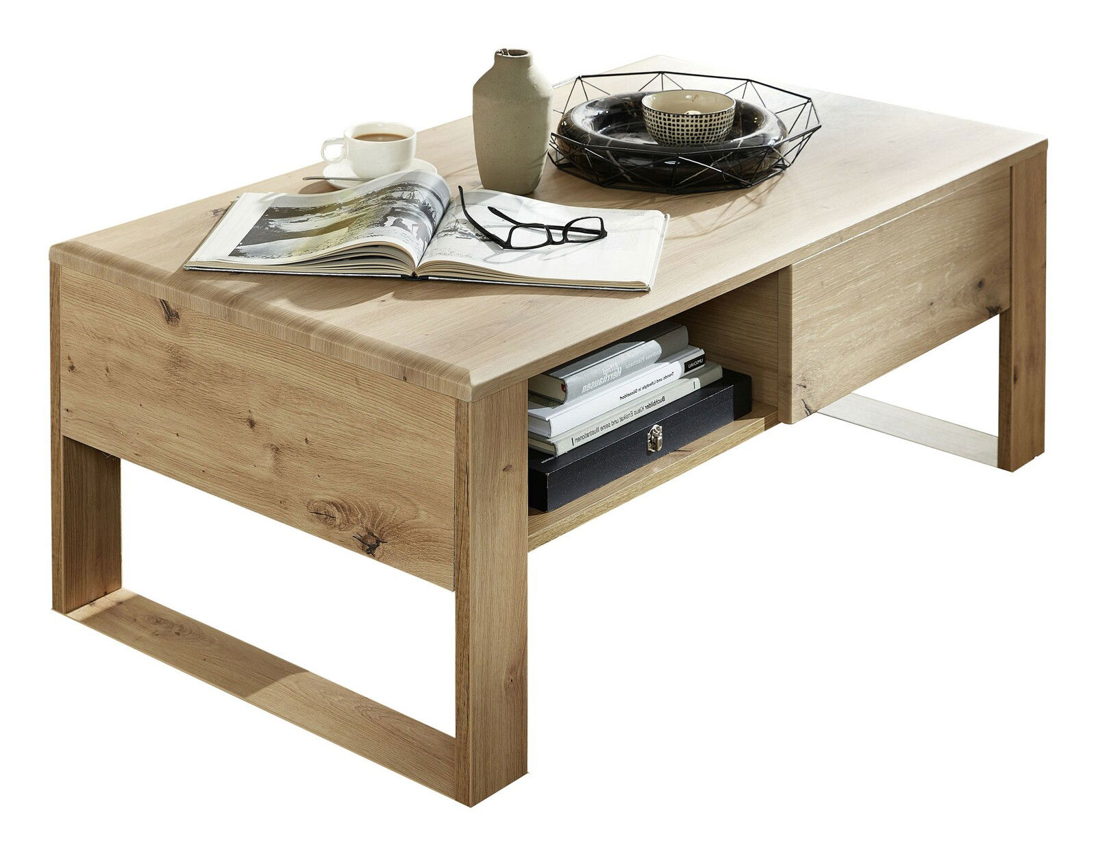 Moderner Couchtisch aus Holz mit Ablagefächern, dekoriert mit Büchern, einer Tasse und einer Vase, seitliche Perspektive