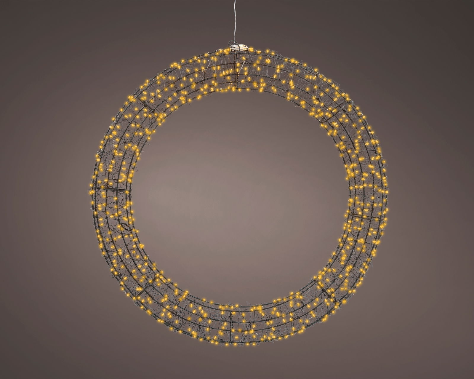 Schwarzer Kranz mit Micro LED-Lichtern, frontal betrachtet, auf dunklem Hintergrund.