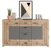 Modernes Sideboard aus Holz mit grauen Akzenten, dekoriert mit Büchern, einer Pflanze und einem geometrischen Kunstwerk, Frontalansicht.