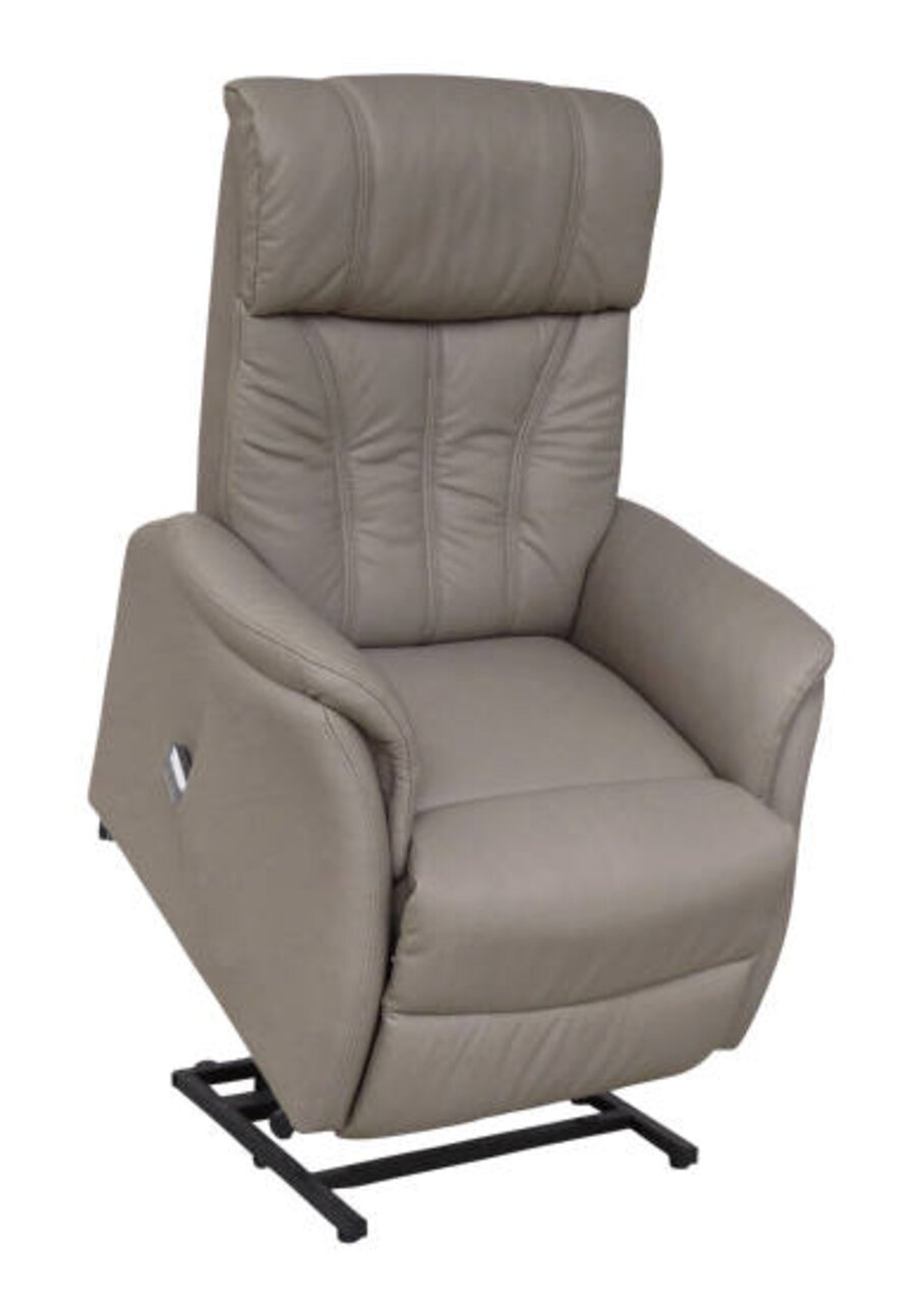 Beige tv-fauteuil in vooraanzicht met opgeklapt voetensteun en gestoffeerde rugleuning.