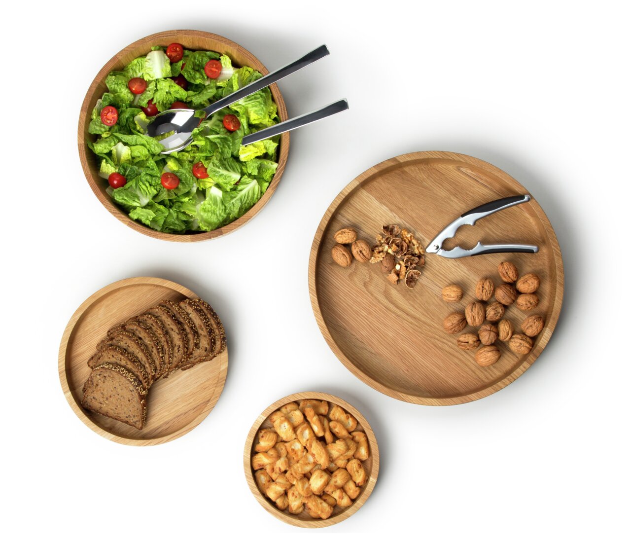 Continenta Schale Eiche Vogelperspektive auf vier Eichenholzschalen der Continenta Schüssel-Serie, gefüllt mit Salat, Brot, Nüssen und Snacks.