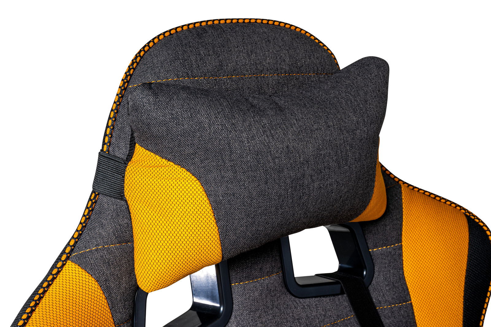 Nahaufnahme eines Gaming-Stuhls mit grauem Stoff und gelben Akzenten, Ansicht von hinten