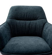 Vorderansicht eines dunkelgrauen Sessels mit gepolsterter Rückenlehne und Armlehnen.