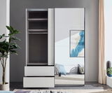 Moderner Schwebetürenschrank mit zwei Türen, teilweise geöffnet, mit Spiegel und Schubladen, aus der Perspektive eines hellen, stilvoll eingerichteten Raumes.