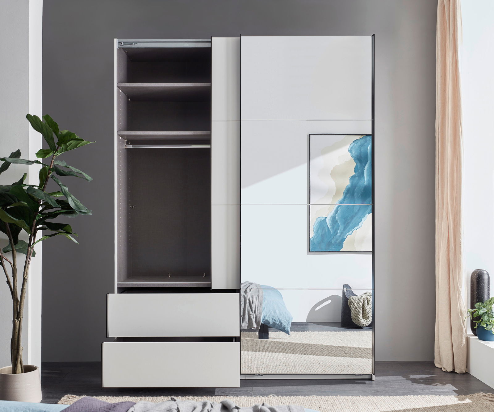 Moderner Schwebetürenschrank mit zwei Türen, teilweise geöffnet, mit Spiegel und Schubladen, aus der Perspektive eines hellen, stilvoll eingerichteten Raumes.