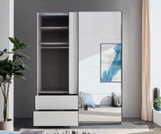 Moderner Schwebetürenschrank mit zwei Türen, teilweise geöffnet, mit Spiegel und Schubladen, aus der Perspektive eines hellen, stilvoll eingerichteten Raumes.