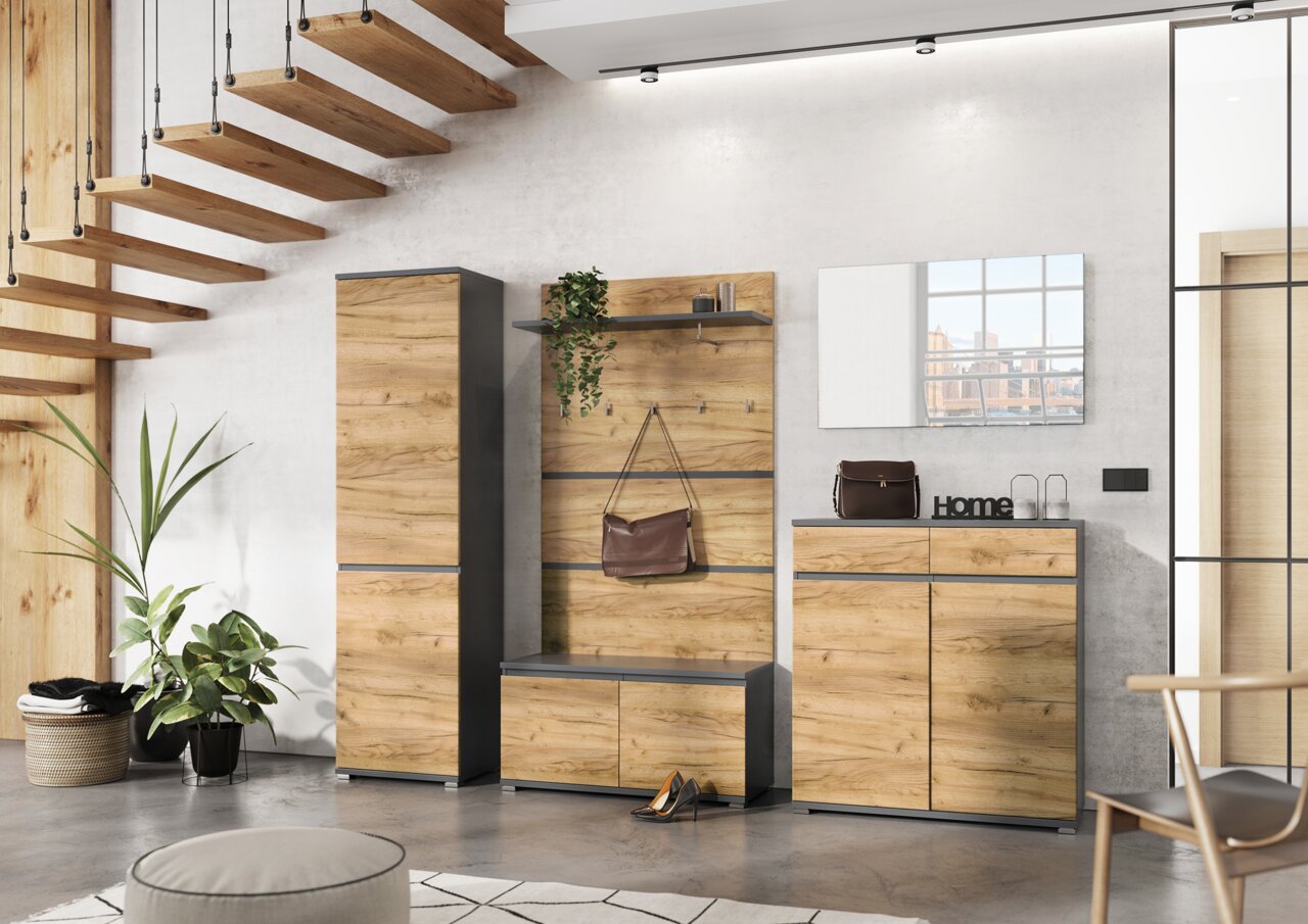 Moderne Garderobenkombination in Holzoptik mit Schuhschrank, Schuhbank, Garderobenpaneel und Spiegel, aus der Perspektive eines hellen, offenen Raumes mit Treppe und Pflanzen.