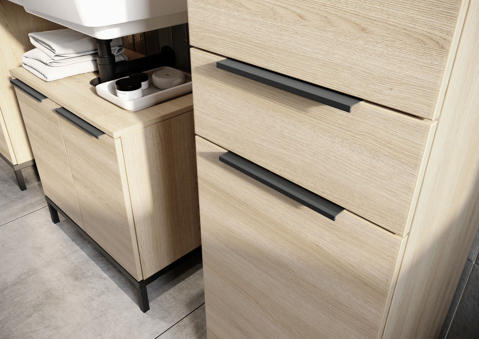 Moderner Waschbeckenunterschrank aus hellem Holz mit schwarzen Griffen, seitliche Perspektive