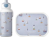Lunchset Campus Sailors Bay mit Trinkflasche und Brotdose, verziert mit maritimen Motiven wie Segelbooten und Leuchtturm, seitliche Perspektive