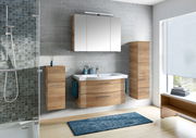 Moderne Badezimmermöbel in Holzoptik mit Waschbecken, Spiegelschrank und Stauraum, seitliche Perspektive