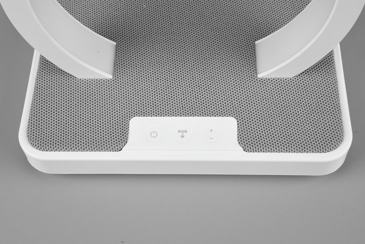 Nahaufnahme der Basis einer LED-Leuchte mit Bedienelementen für RGB und Helligkeit.
