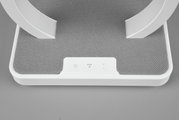 Nahaufnahme der Basis einer LED-Leuchte mit Bedienelementen für RGB und Helligkeit.