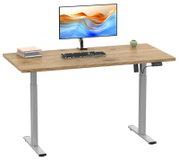 Elektrisch höhenverstellbarer Schreibtisch mit Holzoptik-Tischplatte und silbernem T-Gestell, mit Monitor und Tastatur, schräg von vorne in leichter Aufsicht dargestellt