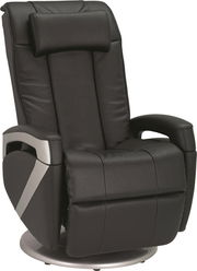 Schwarzer Massagesessel in Frontalansicht mit gepolsterten Armlehnen und Kopfstütze.