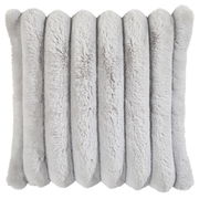 Fellkissenhülle in grauer Farbe, frontal fotografiert, mit weicher, plüschiger Textur.