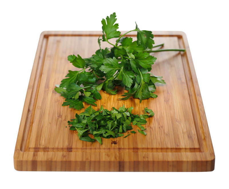 WMF Schneidbrett 45x30cm Bambus Bambus-Schneidbrett mit frischer Petersilie, aus der Vogelperspektive fotografiert.