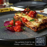 Nahaufnahme eines eleganten grauen Tellers mit einer Portion Lasagne, garniert mit frischen Tomaten und Kräutern, ideal für Hobby- und Profiköche.