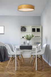 Moderne Deckenleuchte mit Holzoptik in einem stilvollen Esszimmer, von unten betrachtet.