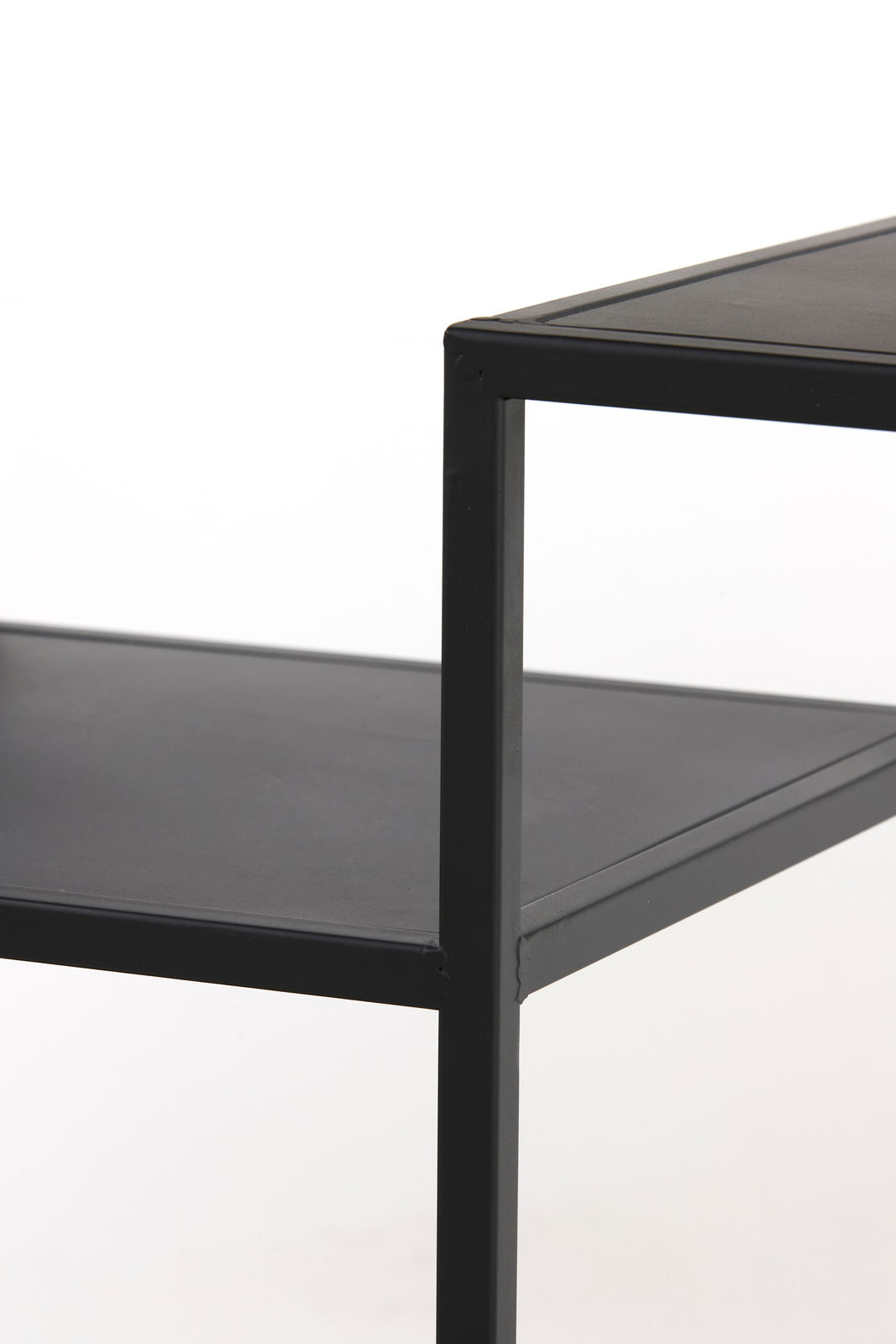 Nahaufnahme eines offenen schwarzen Metallregals mit zwei Ebenen, seitliche Perspektive.