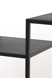 Nahaufnahme eines offenen schwarzen Metallregals mit zwei Ebenen, seitliche Perspektive.