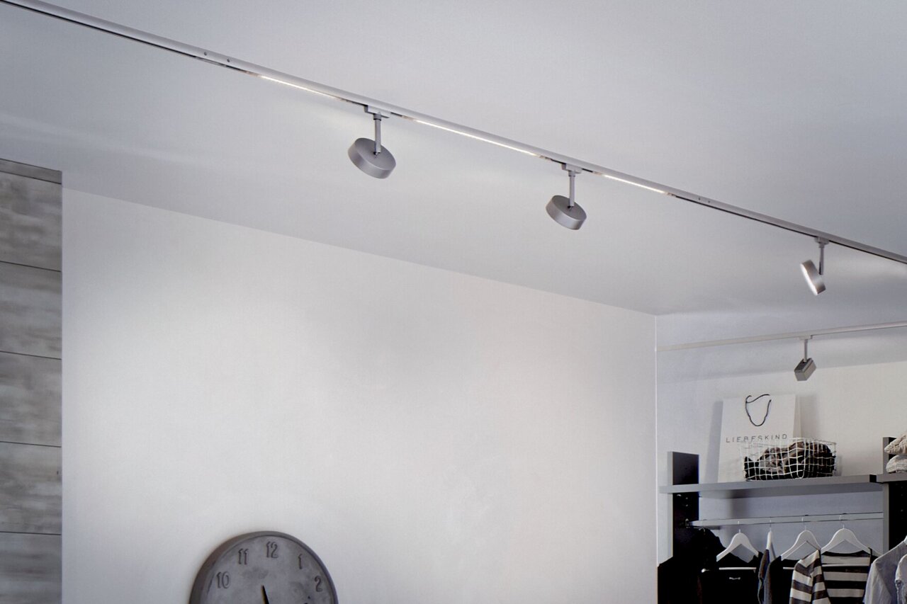 Schienenspot Circle in einem modernen Raum, von unten betrachtet, mit mehreren Strahlern an der Decke montiert.