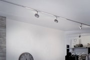 Schienenspot Circle in einem modernen Raum, von unten betrachtet, mit mehreren Strahlern an der Decke montiert.