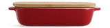 Rote Auflaufform mit Deckel aus Holz, seitliche Perspektive