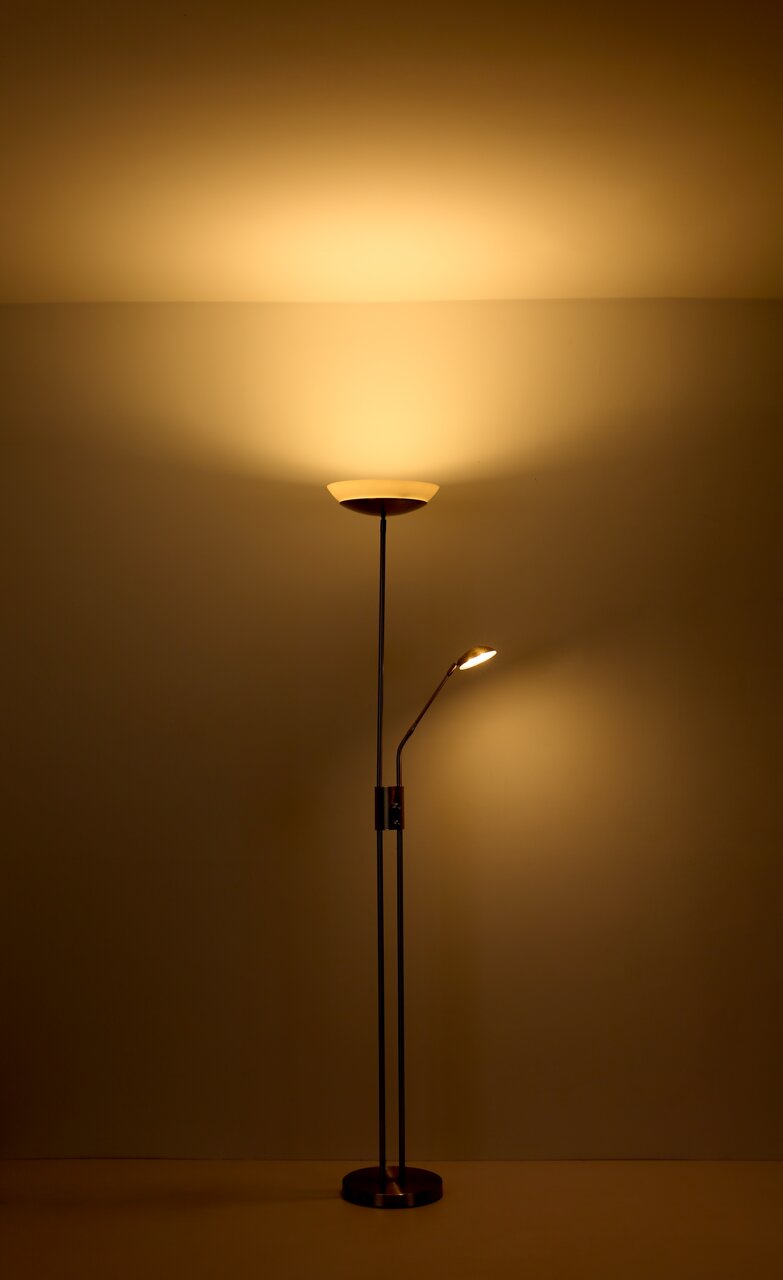 Stehleuchte mit Deckenfluter und Leselampe, warmes Licht, seitliche Perspektive