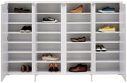 Weißer Schuhschrank mit offenen Türen, gefüllt mit verschiedenen Schuhen, aus frontaler Perspektive.