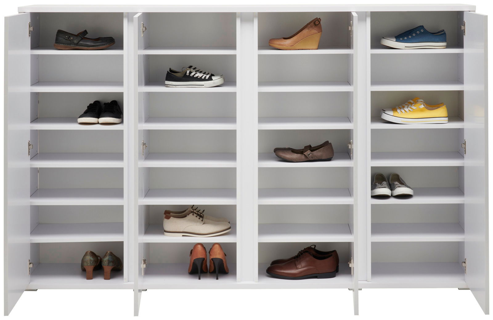 Weißer Schuhschrank mit offenen Türen, gefüllt mit verschiedenen Schuhen, aus frontaler Perspektive.