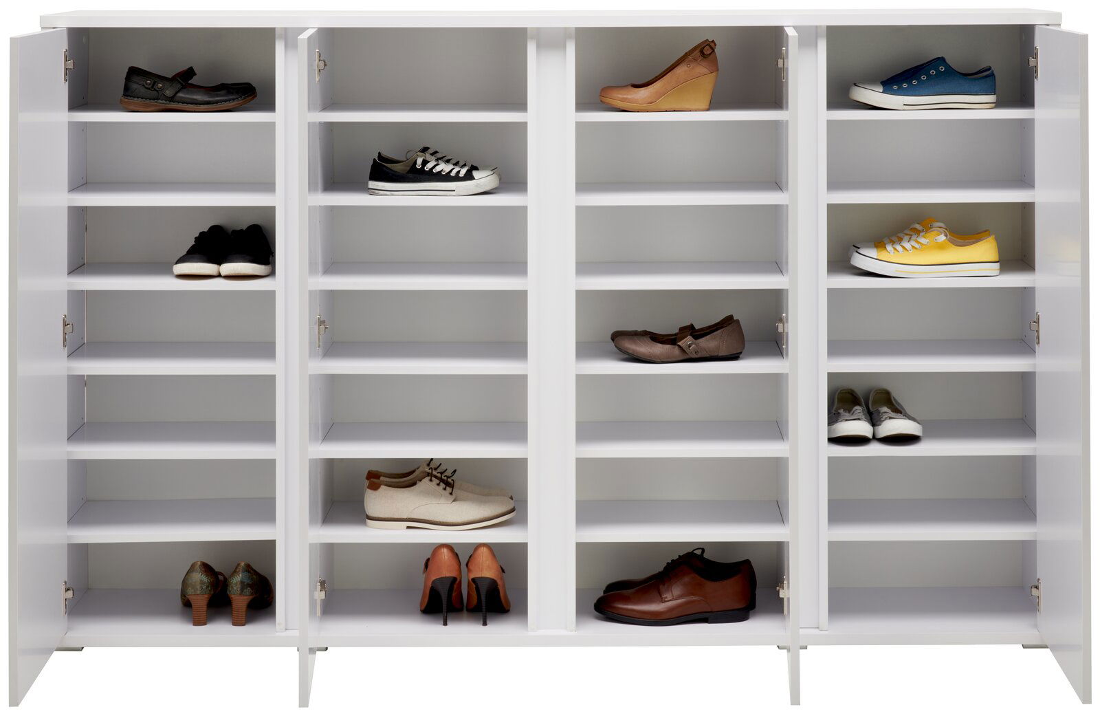 Weißer Schuhschrank mit offenen Türen, gefüllt mit verschiedenen Schuhen, aus frontaler Perspektive.