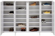 Weißer Schuhschrank mit offenen Türen, gefüllt mit verschiedenen Schuhen, aus frontaler Perspektive.