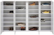 Weißer Schuhschrank mit offenen Türen, gefüllt mit verschiedenen Schuhen, aus frontaler Perspektive.