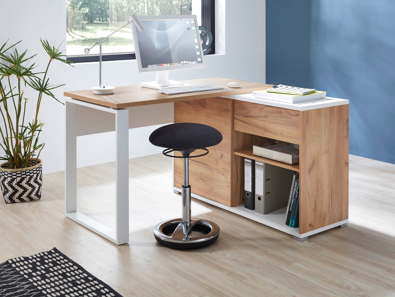 Moderner Schreibtisch mit Holzoptik und weißem Metallgestell, seitliche Perspektive