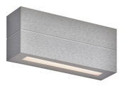 Moderne rechteckige LED-Wandleuchte in gebürstetem Aluminium mit warm leuchtendem Lichtaustritt an der Unterseite, aus schräger Untersicht gezeigt