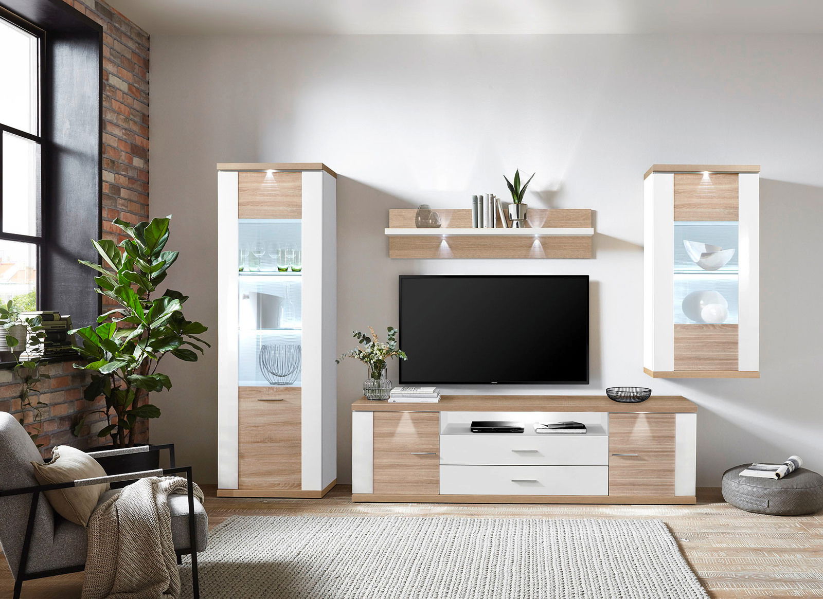 Moderne Wandkombination in Holzoptik mit weißen Akzenten, bestehend aus zwei Vitrinen, einem TV-Board und einem Wandregal, frontal betrachtet.