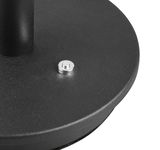 Nahaufnahme der Basis einer schwarzen Tischleuchte mit silbernem Schalter, von oben betrachtet.