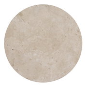 Runde, beige Natursteinplatte mit feiner Maserung und kleinen Poren, Draufsicht auf weißem Hintergrund